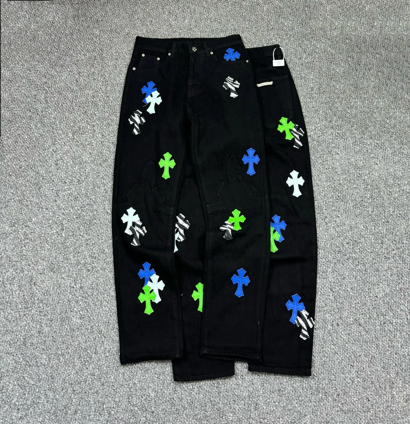 P260 Style No.: H892 Croxin & 𝐂𝐡𝐫𝐨𝐦𝐞 𝐇𝐞𝐚𝐫𝐭 ss25 limited color leather flame stitching jeans. Styles with different wash textures are very friendly to people with thin legs. The slightly flared version perfectly modifies the leg shape. The timeless and moderate length makes it easy to match and match. It is the basis for various styles and is a must-have in your wardrobe! The fabric is stiff but also makes the upper body soft without losing texture. The washing process is even more perfect. It is a must-have item for everyone! ! ! Washed wheat, hang tag, pants label, three labels complete Color: black Size: 28-30-32-34-36
